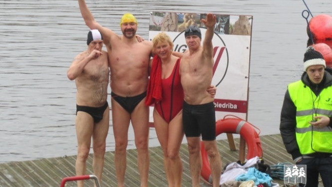 „Ogres roņi” Jelgavas atklātajā ziemas peldēšanas čempionātā izcīna 12 medaļas.