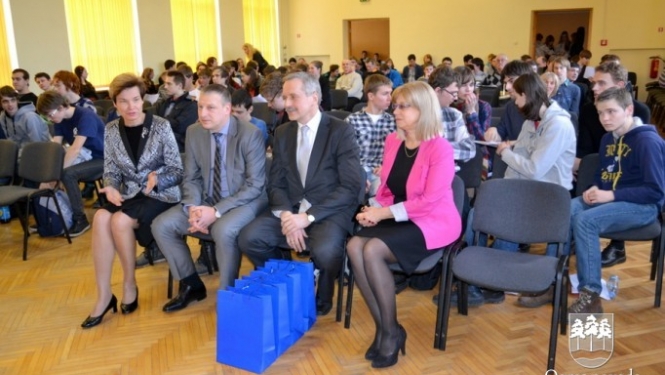 Izglītības un zinātnes ministre apbalvo informātikas valsts olimpiādes uzvarētājus