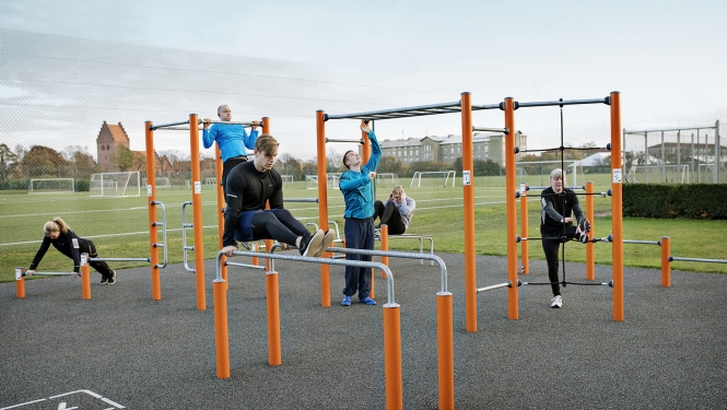 Sporta centra stadionā būvē jaunu āra trenažieru zonu