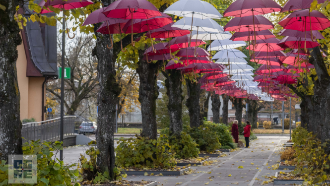 Lietussargi sarkanbaltsarkanās krāsās - Ogres svētku noformējums