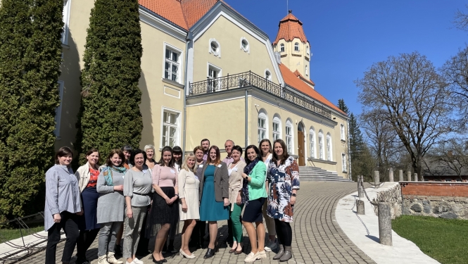 Ogres novada Izglītības pārvaldes metodiķu komanda pie Suntažu vidusskolās ēkas