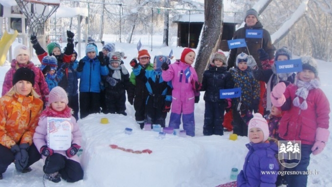 PII "Ābelīte" bērni uzceļ 2.5  m augstu sniega māju