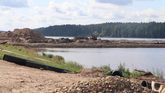 Jaunā aizsargmola (straumvirzes) būvniecības darbi notiek nepārtraukti