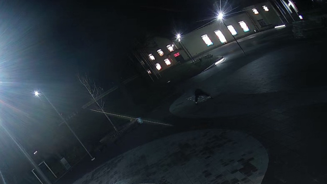 Vandālisma akts - Neatkarības laukumā nakts piesegā tiek veikta bruģa apzīmēšana