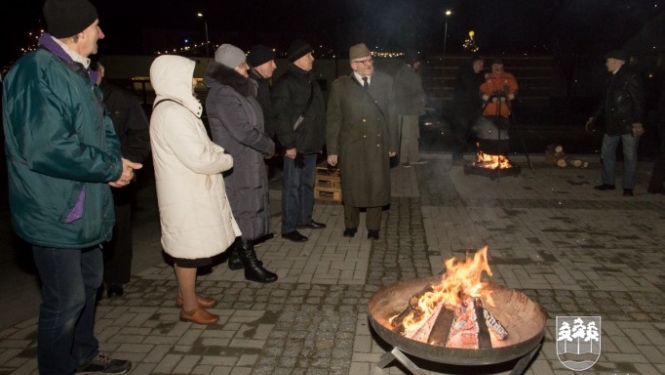 Pie atmiņu ugunskuriem ogrēnieši piemin barikāžu aizstāvjus