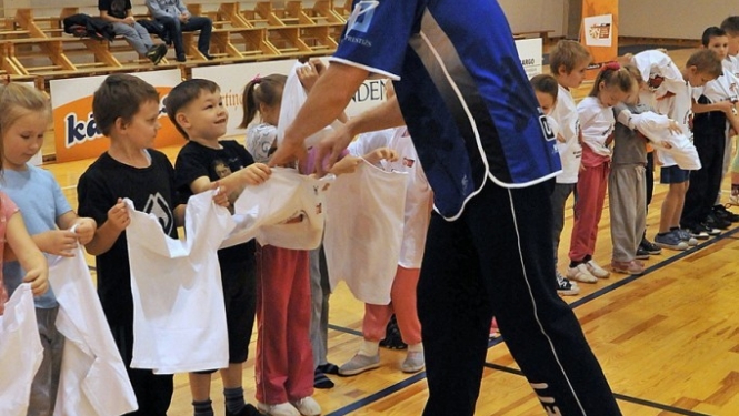 Ogrē notiek akcija "Basketbols aicina"