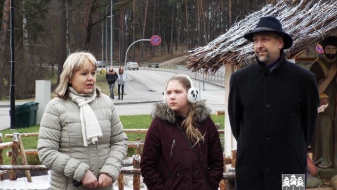 Ogrē Ziemassvētki atklāti ar svētbrīdi skvērā pie Jēzus Kristus dzimšanas ainas