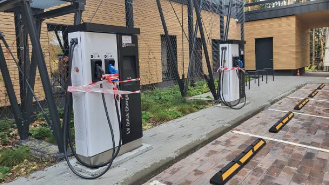 Nomas tiesību izsole elektrouzlādes staciju (divu iekārtu) un zemes vienības Brīvības ielā 35, Ogrē, Ogres novadā daļas nomai