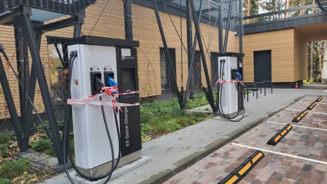 Nomas tiesību izsole elektrouzlādes staciju (divu iekārtu) un zemes vienības Brīvības ielā 35, Ogrē, Ogres novadā daļas nomai