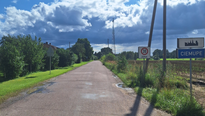 Pionieru iela Ciemupē ar apdzīvotās vietas zīmi