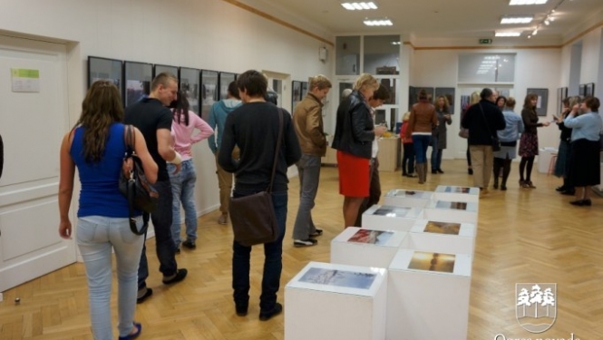 Ogres Mākslas skolā atklāta fotoizstāde „Mirklis Latvijas centra kalnos”