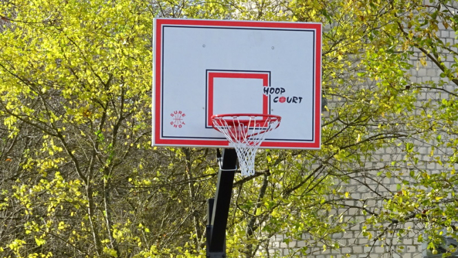 Meņģelē daļēji atjaunots āra basketbola laukums