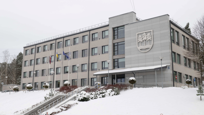 Ogres novada pašvaldības domes ēka ziemā