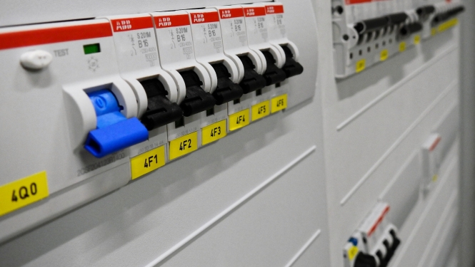 Daudzdzīvokļu dzīvojamās mājās Ogrē uzsāktas elektroinstalāciju pārbaudes