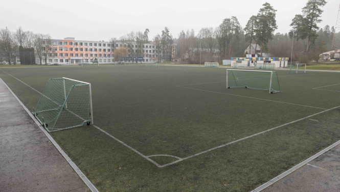 Futbola laukums ar vārtiem lietainā dienā