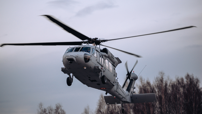 12. septembrī laikā no plkst. 11.00 līdz 12.00 Gaisa spēki veiks zemo lidojumu par godu zvēresta došanai. Attēlā lidojošs helihopters