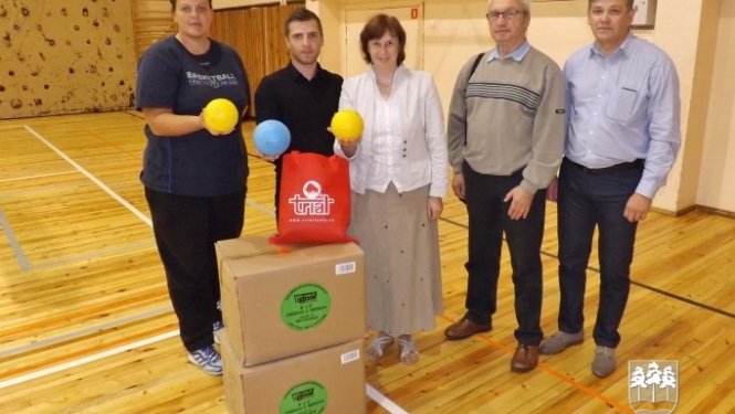 Ogres Valsts ģimnāzijai dāvina piepūšamus handbola vārtus
