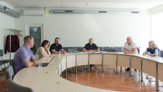 Sanāksmes dalībnieki pie apaļā galda pašvaldības Mazajā zālē