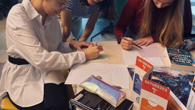 Ogres Centrālā bibliotēka realizē projektu par jauniešu iesaisti grāmatniecībā - jaunieši bibliotēkā pie galda