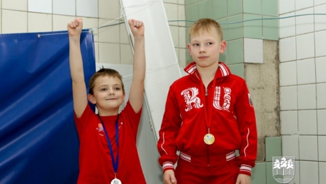 Ogrēniešiem lieliski rezultāti peldēšanas čempionātā