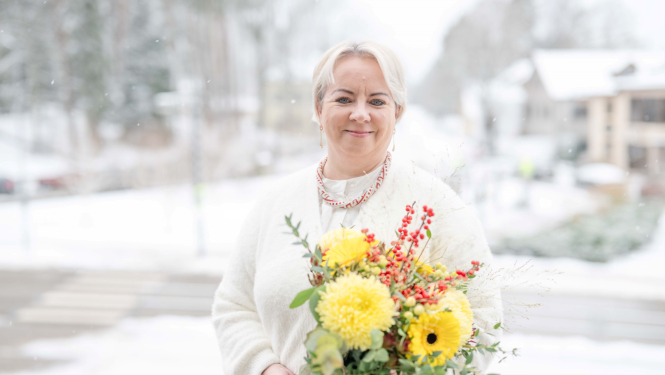 Inta Žube uz sniegotās Ogres pilsētas fona