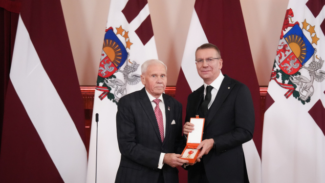 Latvijas Republikas proklamēšanas 107. gadadienā, 18. novembrī, Rīgas pilī notika valsts augstāko apbalvojumu – Triju Zvaigžņu ordeņa, Viestura ordeņa un Atzinības krusta – pasniegšanas svinīgā ceremonija, kuras laikā tika godināti arī vairāki Ogres novada iedzīvotāji. Ivars Kaļķis