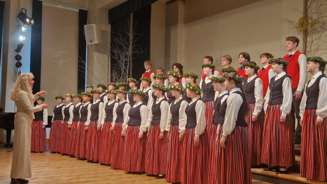 15. aprīlī Ogres novada Kultūras centrā norisinājās Ogres novada izglītības iestāžu 1.-4. klašu un 10.-12. klašu koru skate, kurā piedalījās dziedātāji no Madlienas, Lielvārdes, Birzgales, Jumpravas, Ikšķiles, Ķeguma, Ogres, Ogresgala un Suntažu izglītības iestādēm.