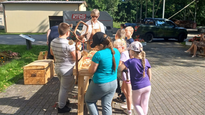 Izzinoši radoša nodarbība Taurupes pamatskolas skolēniem – “Cilvēks, koks, kultūrvērtība”