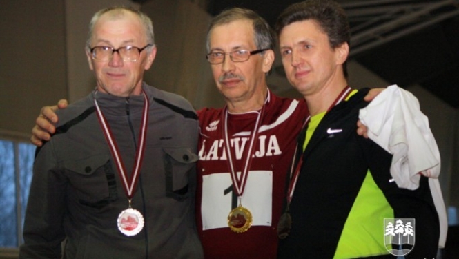 Ogres novada vieglatlētiem piecas medaļas veterānu čempionātā Jēkabpilī