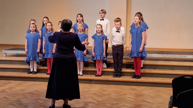  1.- 4. klašu skolēni priecē ar dziesmām koru skatē