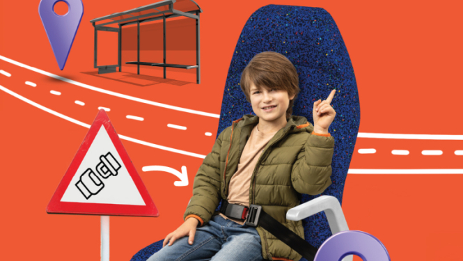 Attēls kampaņai par bērnu piesprādzēšanos sabiedriskajā transportā. Attēlā redzams puisis autobusa krēslā, kurš ir piesprādzējies ar drošības jostu.