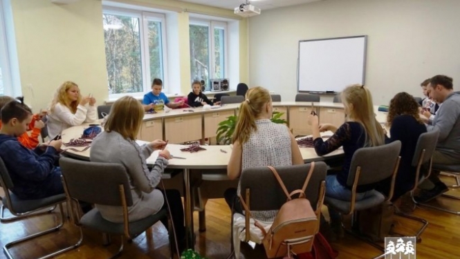 Ogres skolēni palīdz Latvijas karoga lentīšu gatavošanā