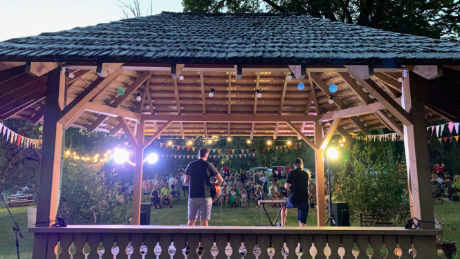 Krapes muižas svētki notiks 30. augustā no plkst. 15.00. Attēlā lapene ar svētku apgaismojumu un muzikantiem