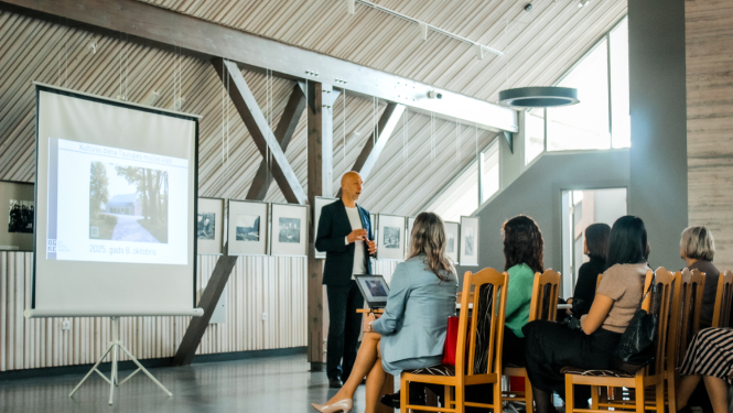Ogres novada kultūras un tautas namu darbinieki tiekas Taurupes muižas klētī. 