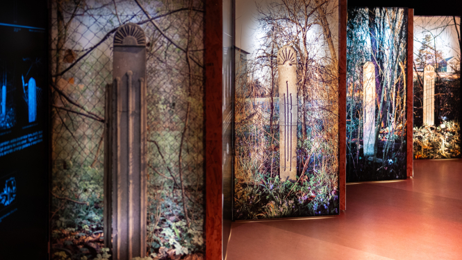 Fragments no izstādes "Rītausma" Ogres vēstures un mākslas muzejā. Ielu stabiņš