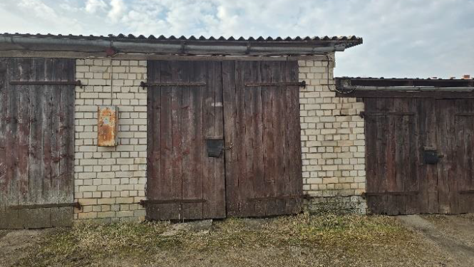Garāžu rindas daļa ar garāžas vārtiem