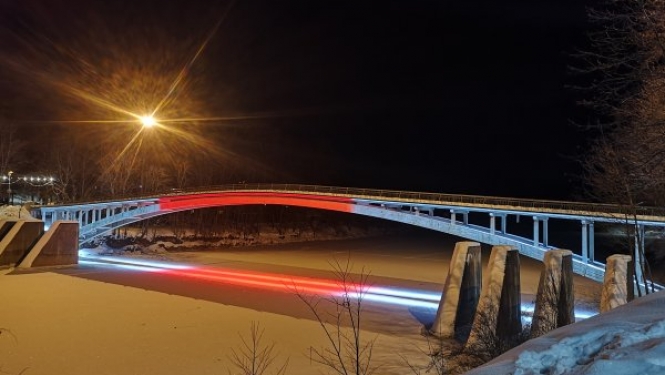 Gājēju tilts iemirdzas Baltkrievijas karoga krāsās