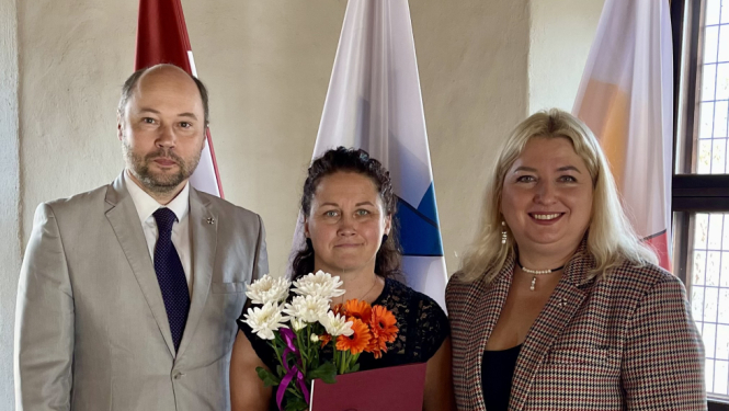 Sociālā darbiniece Marika Stepāne saņem Valsts probācijas dienesta atzinības rakstu