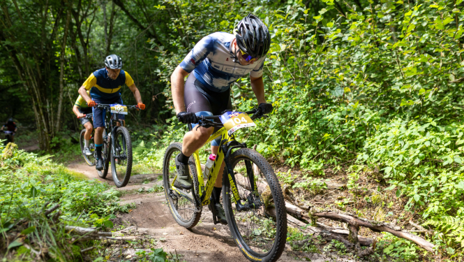 Arī šogad jūlijā notiks Ikšķiles MTB velobrauciens dabas parkā “Zilie kalni”. Attēlā velosportisti distancē Ogres Zilajos kalnos