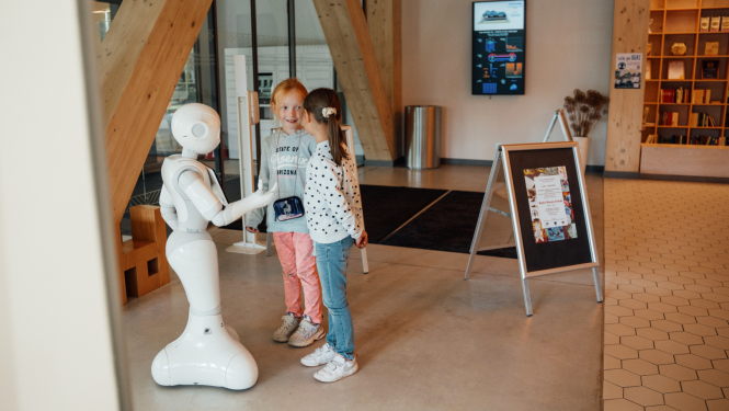 Bērni sarunājas ar robotiņu Ogres Centrālajā bibliotēkā