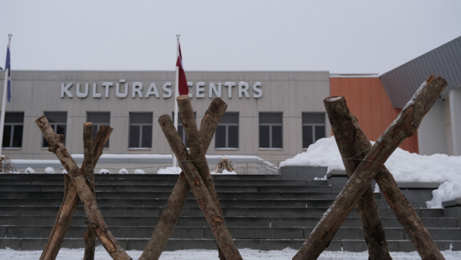 Pie Ogres novada Kultūras centra barikāžu 30 gadiem veltīta instalācija