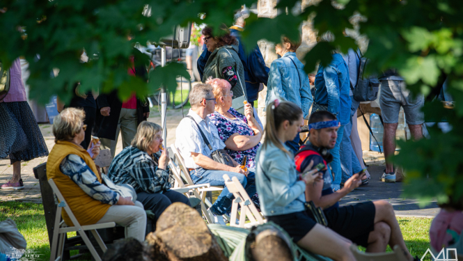 Pagājušajā piektdienā, 13. jūnijā, Ogresgrīvas pusmuižas pagalmā notika jau otrais Vakara tirdziņš, pulcējot gan vietējos iedzīvotājus un viesus, gan daudzveidīgus tirgotājus - prasmīgus amatniekus, mājražotājus un pārtikas ražotājus.