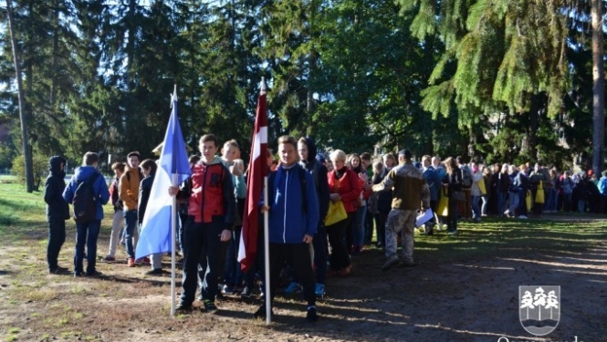 Skolēni pārgājienā godina latviešu strēlniekus