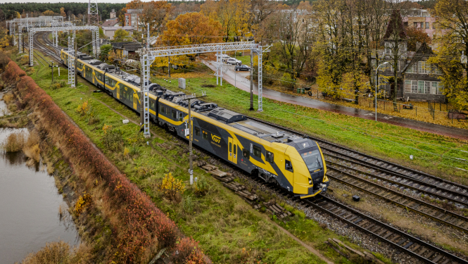 Pasažieru elektrovilciens rudens laikā