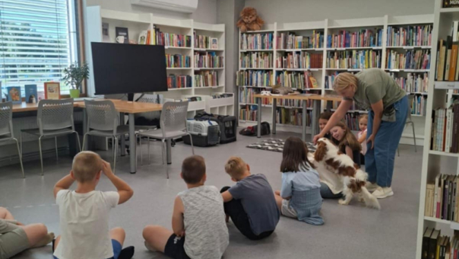 Ikšķiles pilsētas bibliotēkā realizēts neparasts projekts – ar kanisterapijas palīdzību veicināts bērnu lasītprieks