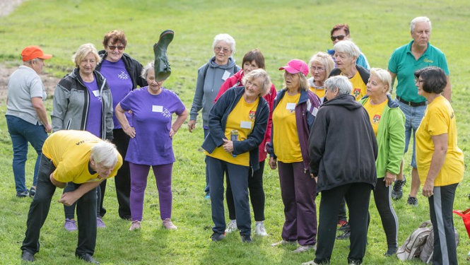 28. augustā aizvadītas Ikšķiles un Tīnūžu senioru biedrības “Saulgrieži” organizētās starppagastu senioru sporta spēles. Attēlā zābaka mešanas sacensības