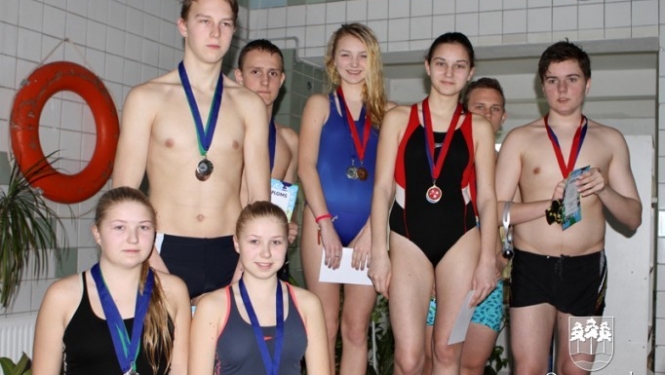 Skolēnu sporta spēļu dalībnieki sacenšas peldēšanā