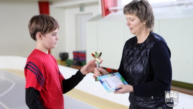 Skolēnu sporta spēlēs – florbols, stafetes un tautas bumba