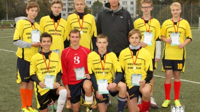 Ogres VĢ un Ogres tehnikuma futbolisti uzvar Skolēnu sporta spēles