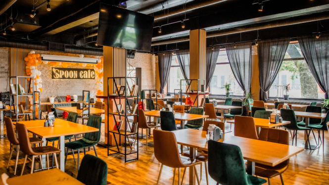 10 % atlaide ēdieniem un bezalkoholiskajiem dzērieniem kafejnīcā Spoon Cafe Ogrē. Attēlā ēdināšanas zāle